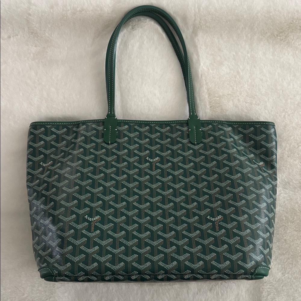 Like new Goyard Artois PM bag in Green carried 3x